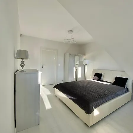 Apartment Penthouse 2 Bedroom Designer *